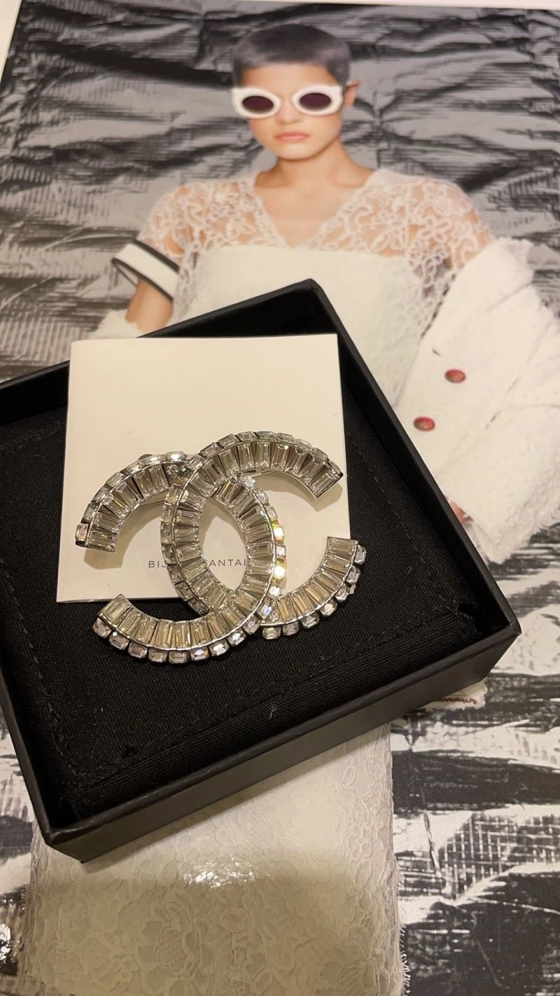 Refined Chanel Brooches 223108