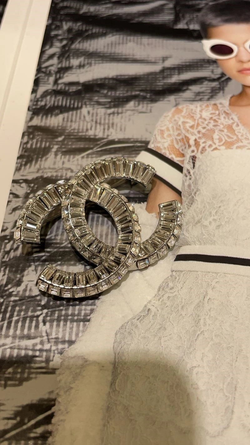 Refined Chanel Brooches 223108