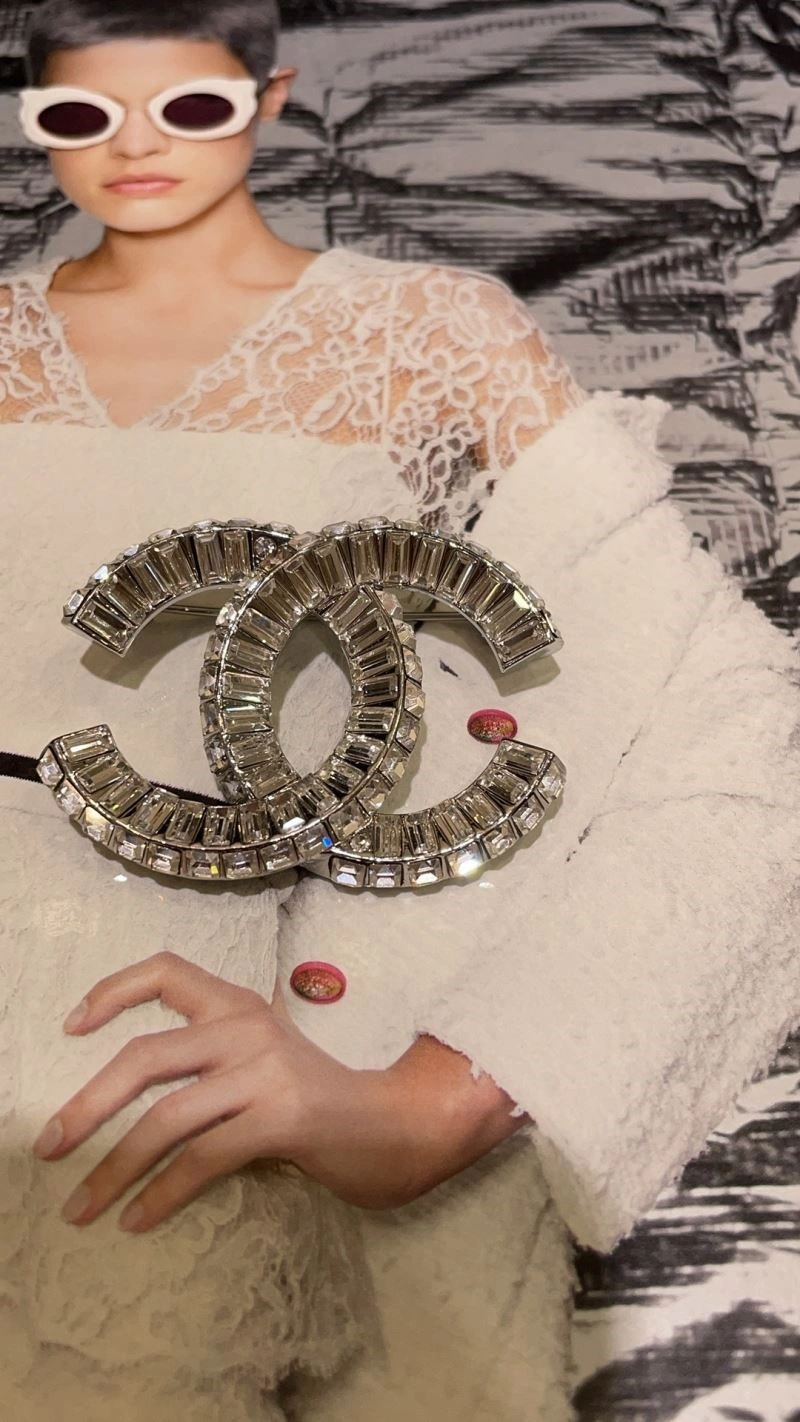 Refined Chanel Brooches 223108