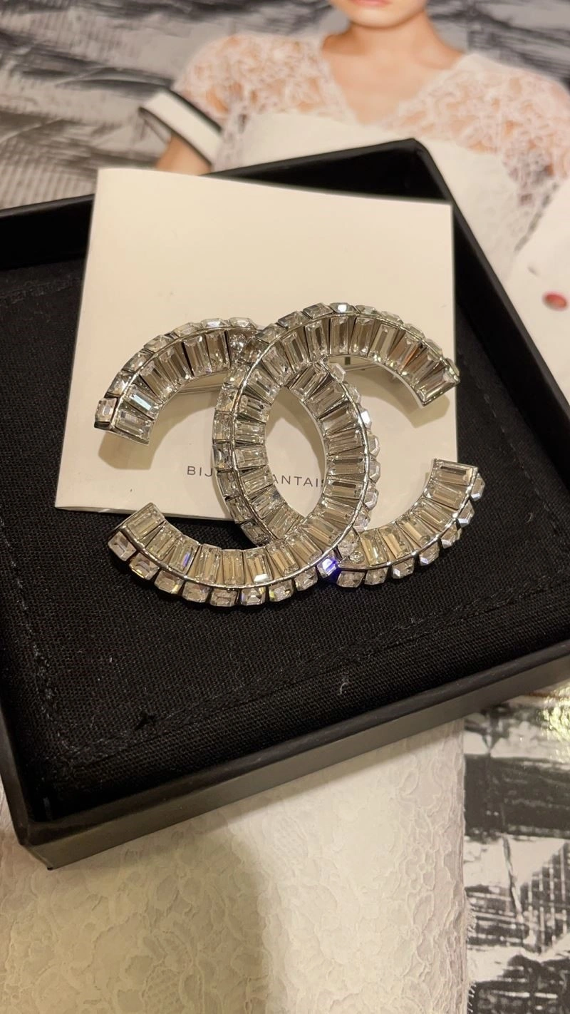 Refined Chanel Brooches 223108