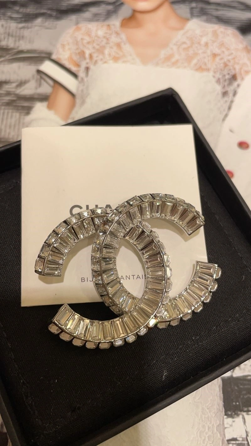 Refined Chanel Brooches 223108
