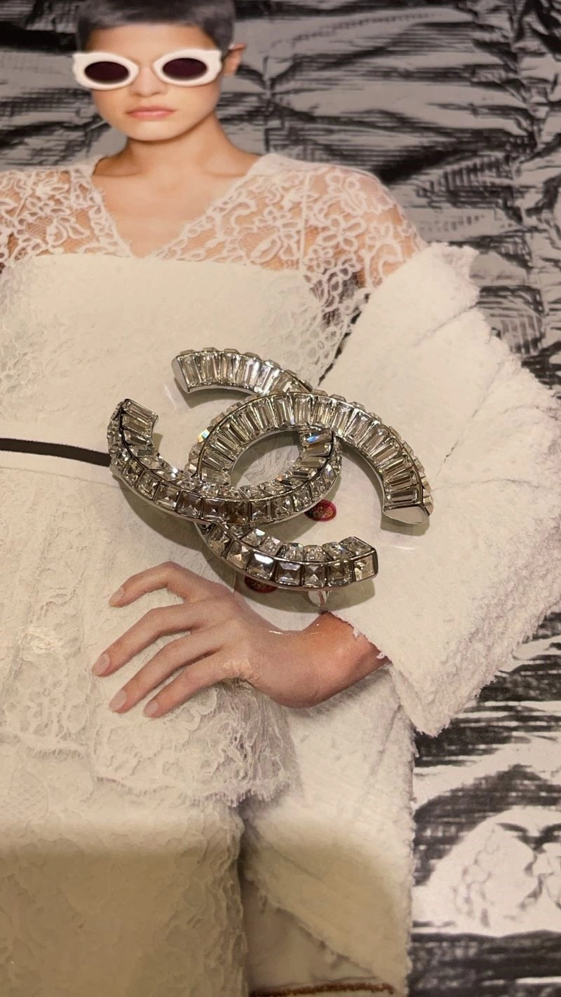 Refined Chanel Brooches 223108