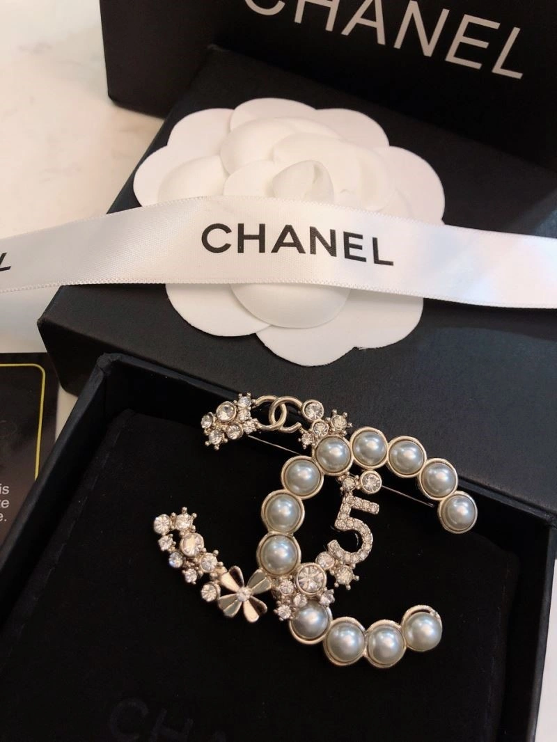 Snug Chanel Brooches 221929