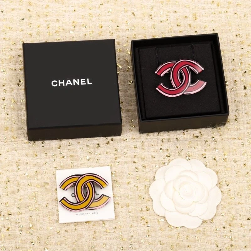 Minimalist Chanel Brooches 221910