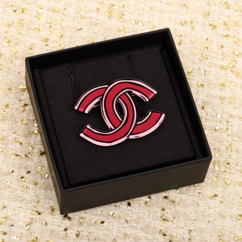 Minimalist Chanel Brooches 221910