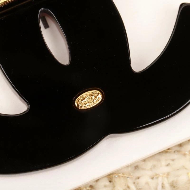 Minimalist Chanel Brooches 221910