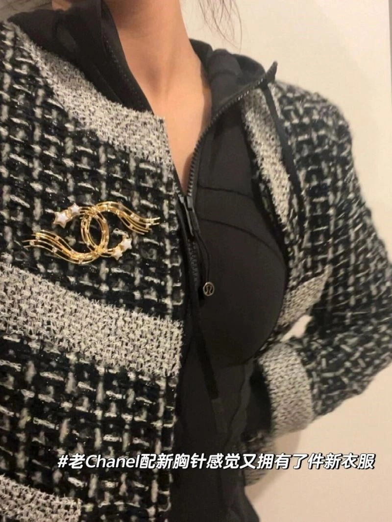 WaterResistant Chanel Brooches 221861