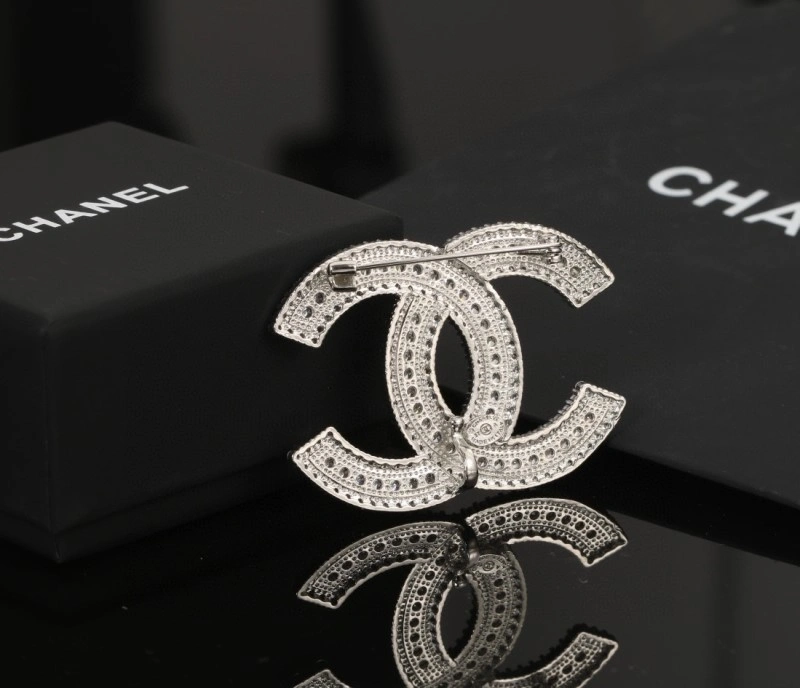 Snug Chanel Brooches 221853