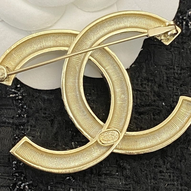 Breathable Chanel Brooches 221830