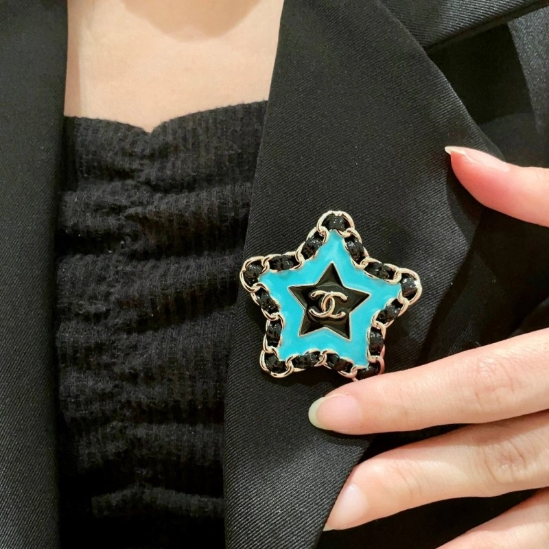Supportive Chanel Brooches 221839