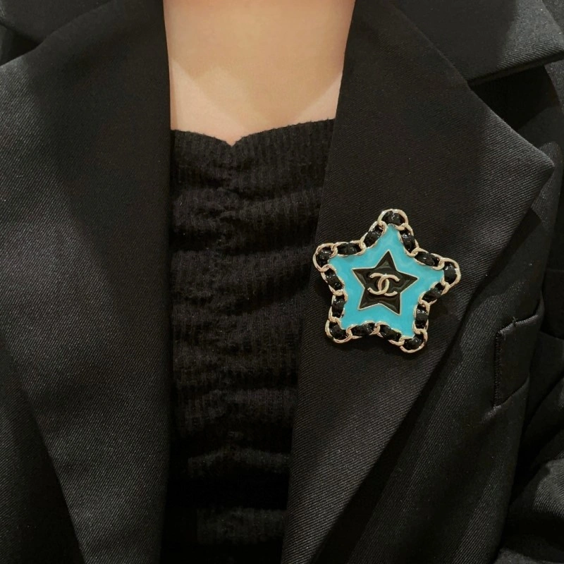 Supportive Chanel Brooches 221839