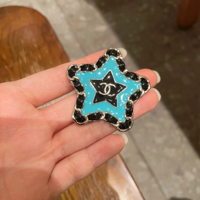 Supportive Chanel Brooches 221839