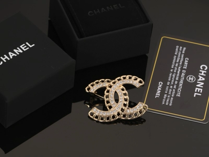 Snug Chanel Brooches 221812