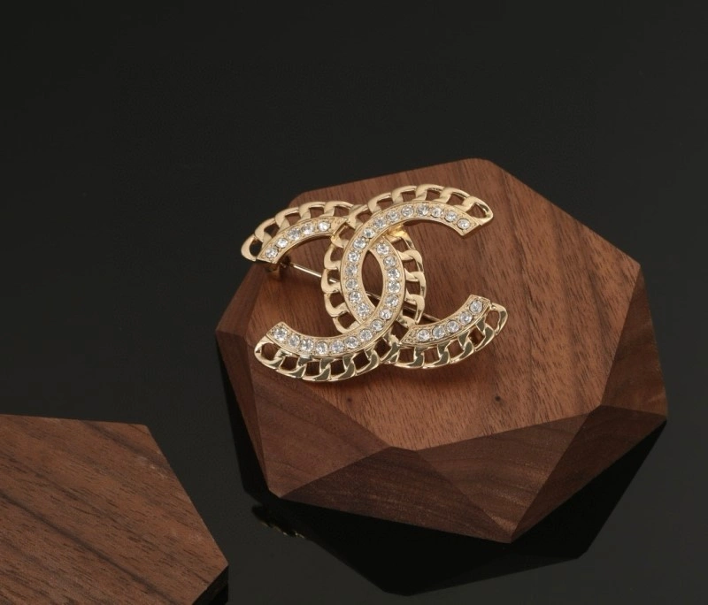 Snug Chanel Brooches 221812