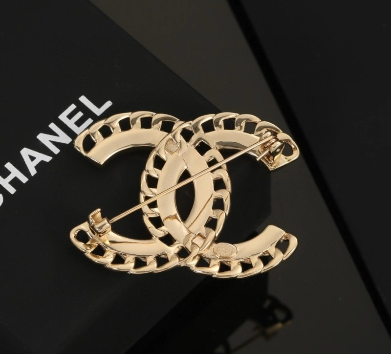 Snug Chanel Brooches 221812