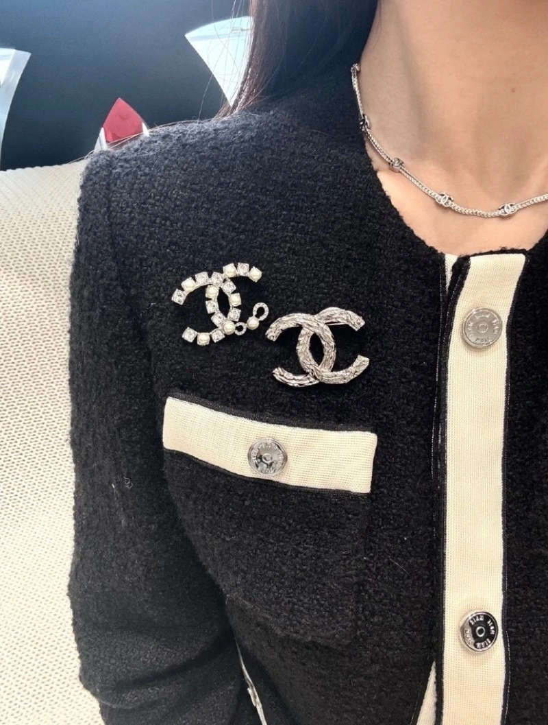 Comfortable Chanel Brooches 221772