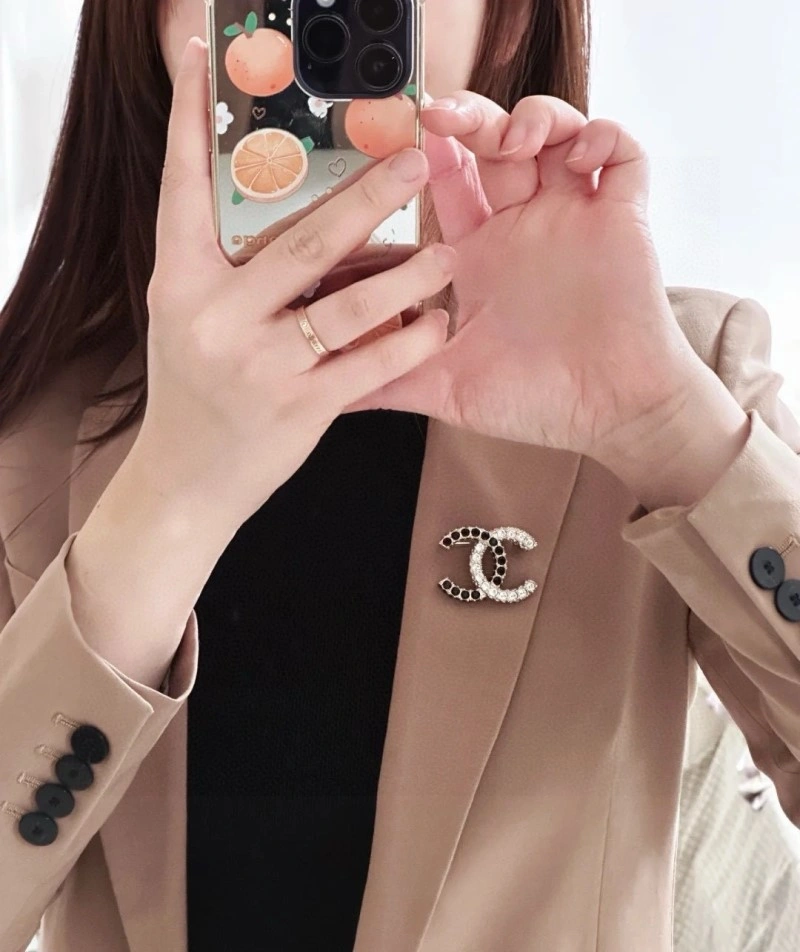 Versatile Chanel Brooches 221751