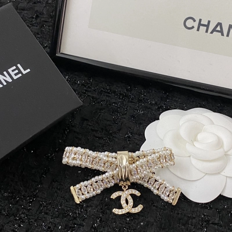 Chanel Brooches Affordable 220382