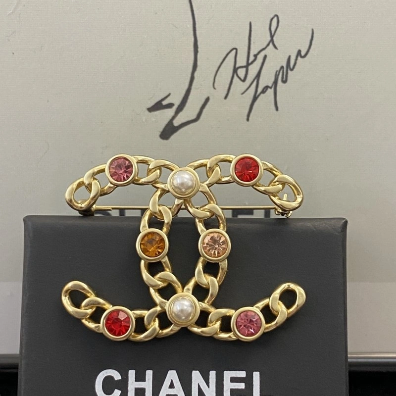 Supportive Chanel Brooches 220349