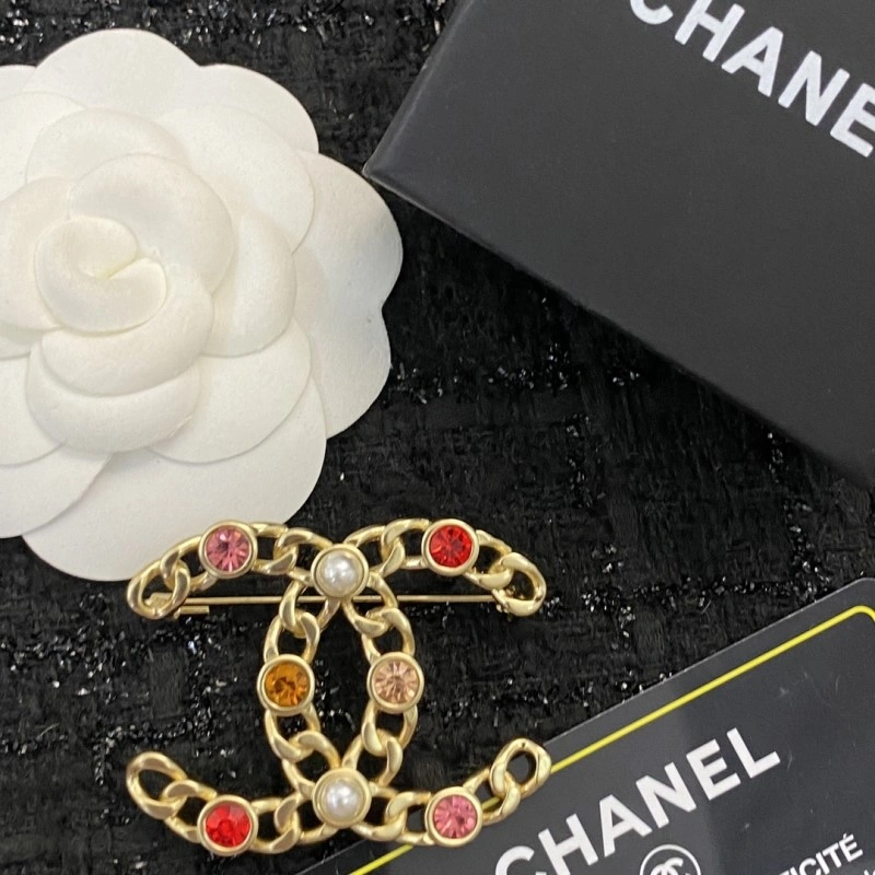 Supportive Chanel Brooches 220349