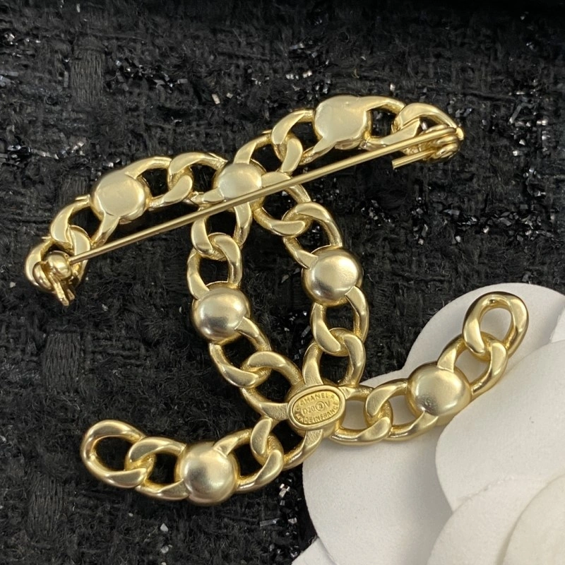 Supportive Chanel Brooches 220349