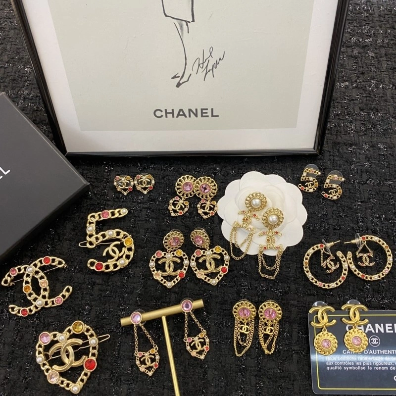 Supportive Chanel Brooches 220349