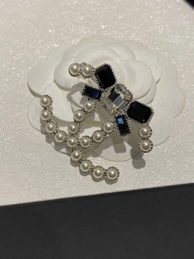 Chanel Brooches Versatile 220341