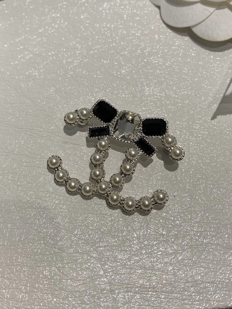 Chanel Brooches Versatile 220341