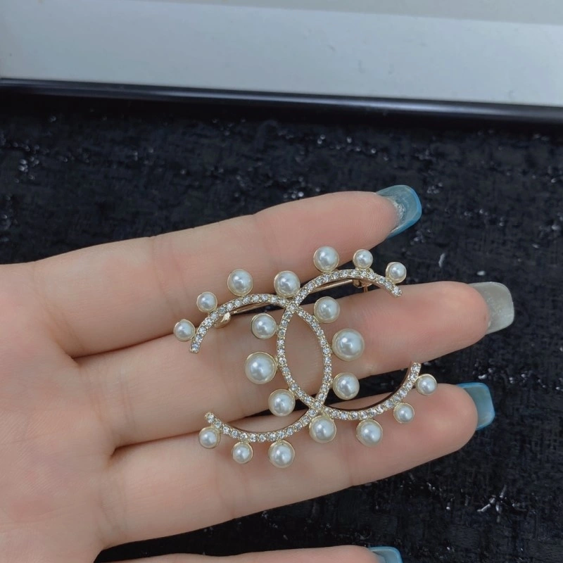 Resilient Chanel Brooches 220334