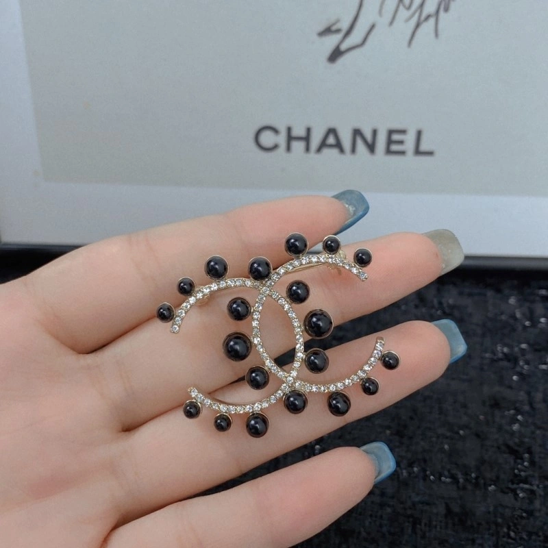 Resilient Chanel Brooches 220334
