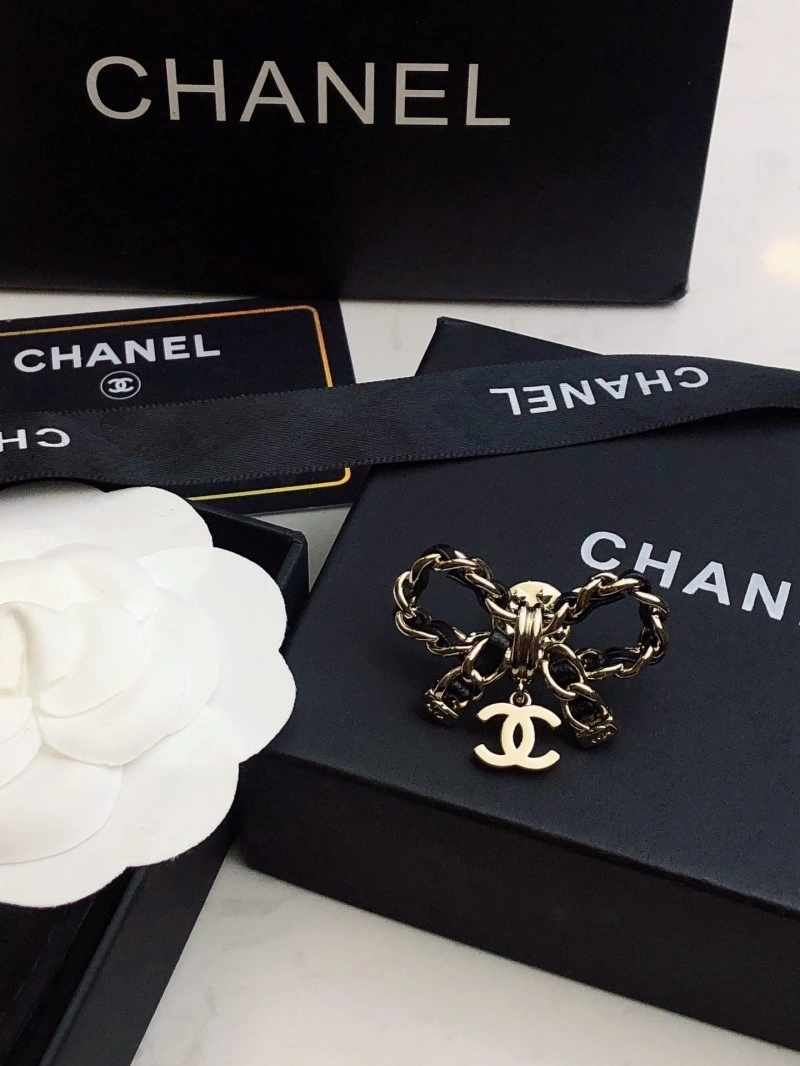 Sophisticated Chanel Brooches 220339
