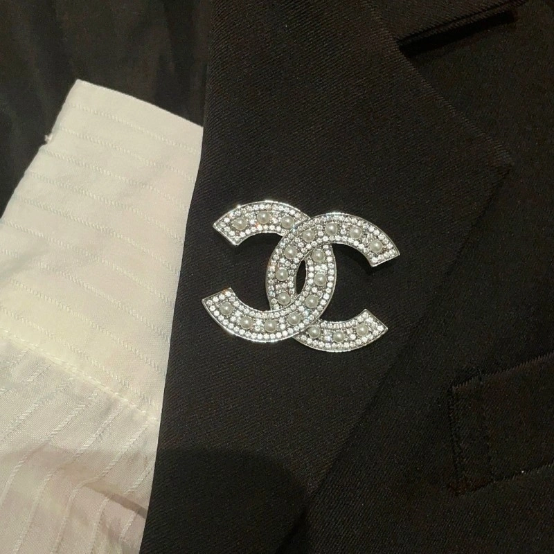 ZipUp Chanel Brooches 220310
