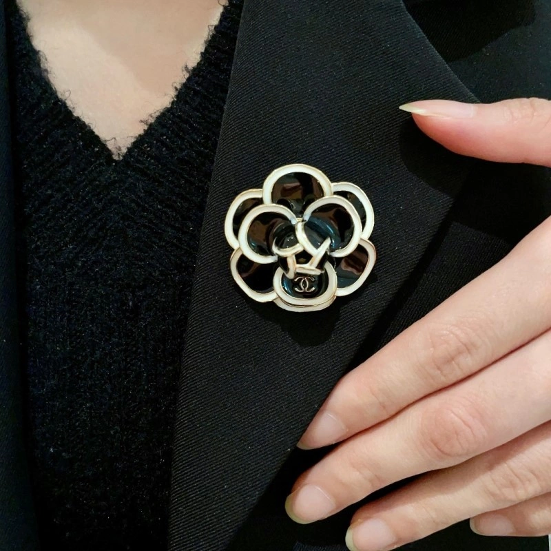 Elegant Chanel Brooches 220318