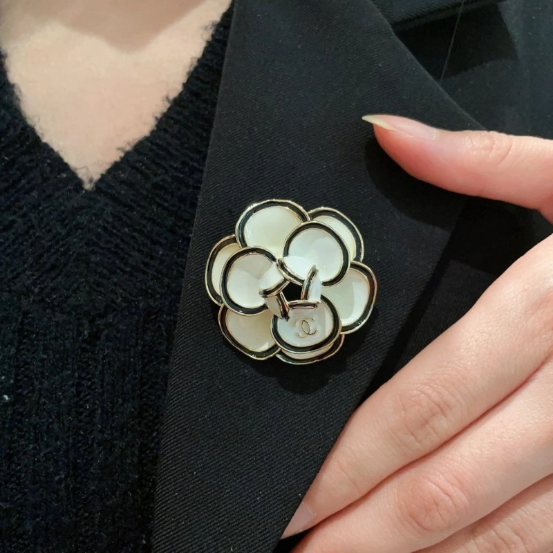 Chanel Brooches Functional 220320