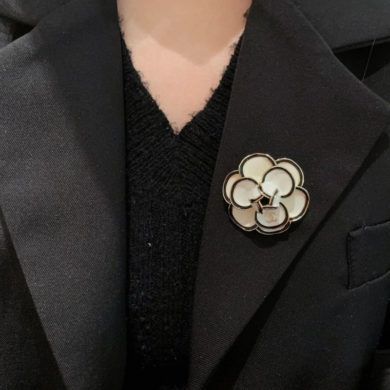 Chanel Brooches Functional 220320