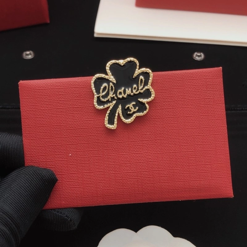 TechFriendly Chanel Brooches 220398