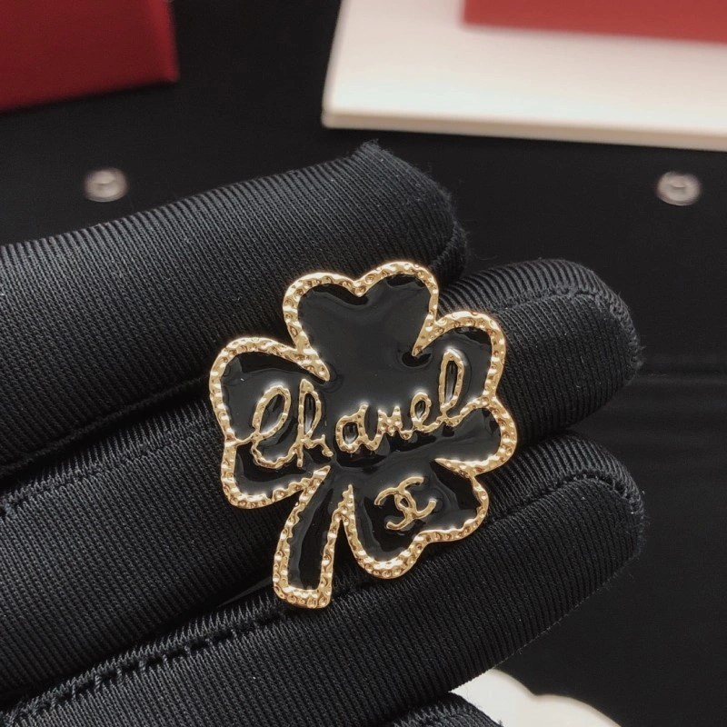 TechFriendly Chanel Brooches 220398