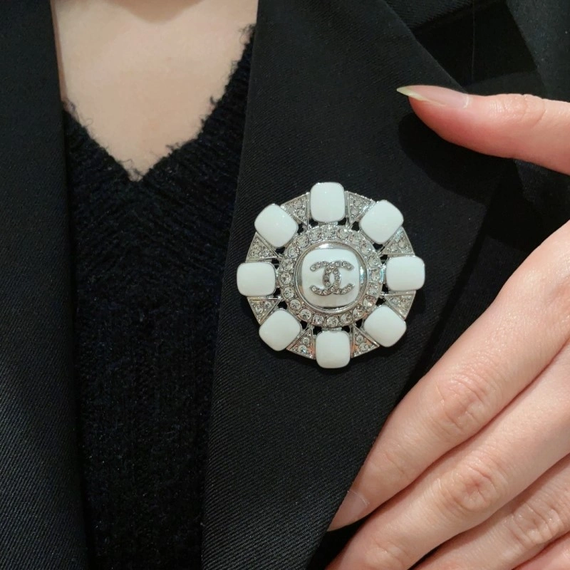 Chanel Brooches Affordable 220281