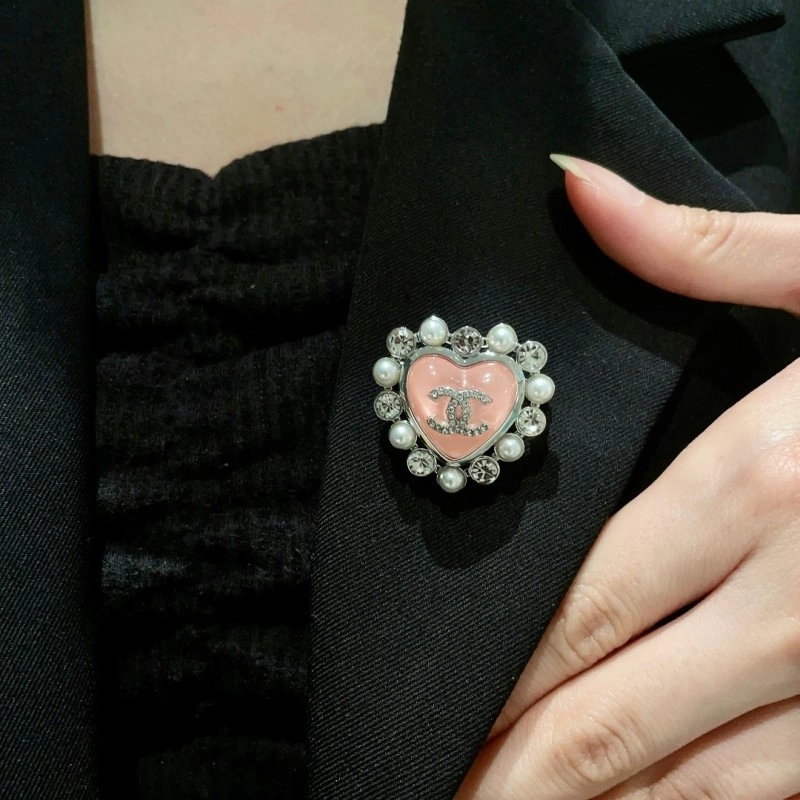 Supportive Chanel Brooches 220274
