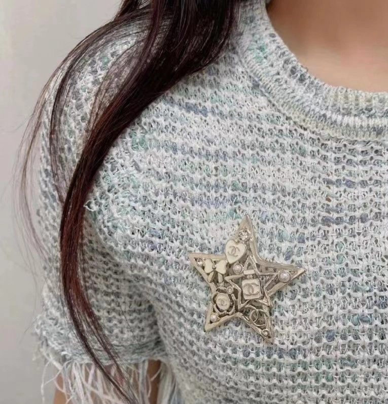Chanel Brooches SmoothTexture 220235