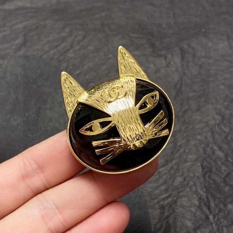 Sleek Chanel Brooches 220236