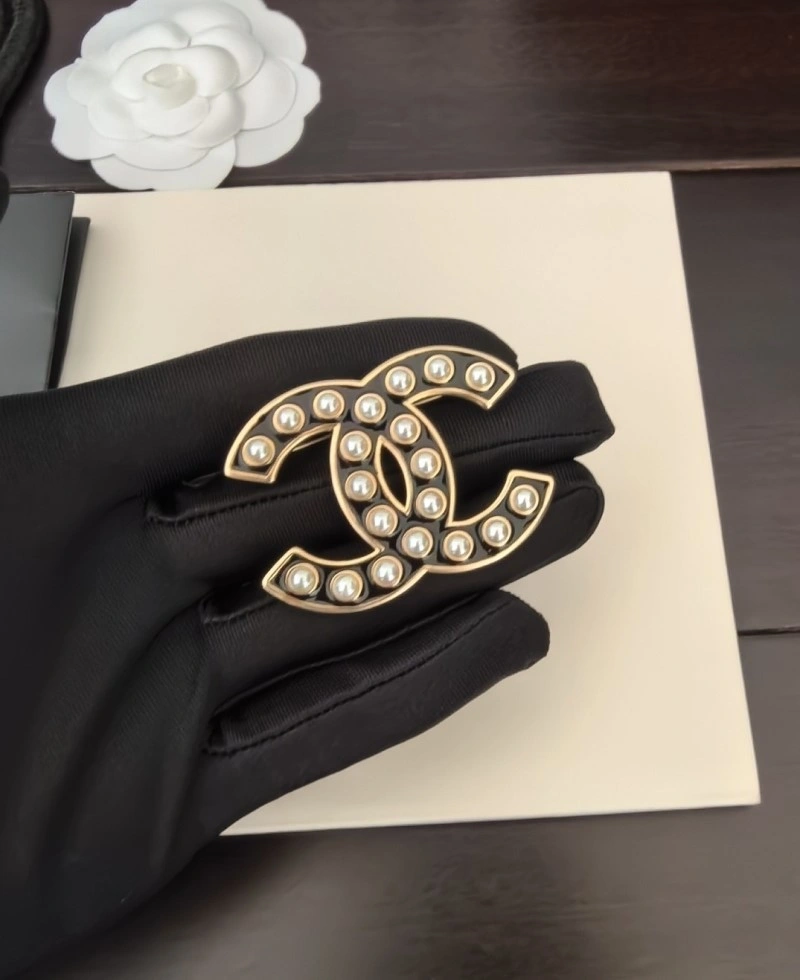 Lightweight Chanel Brooches 220230