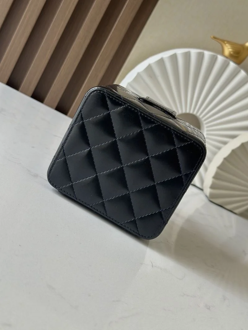Chanel Cosmetic Bags Sophisticated 53401