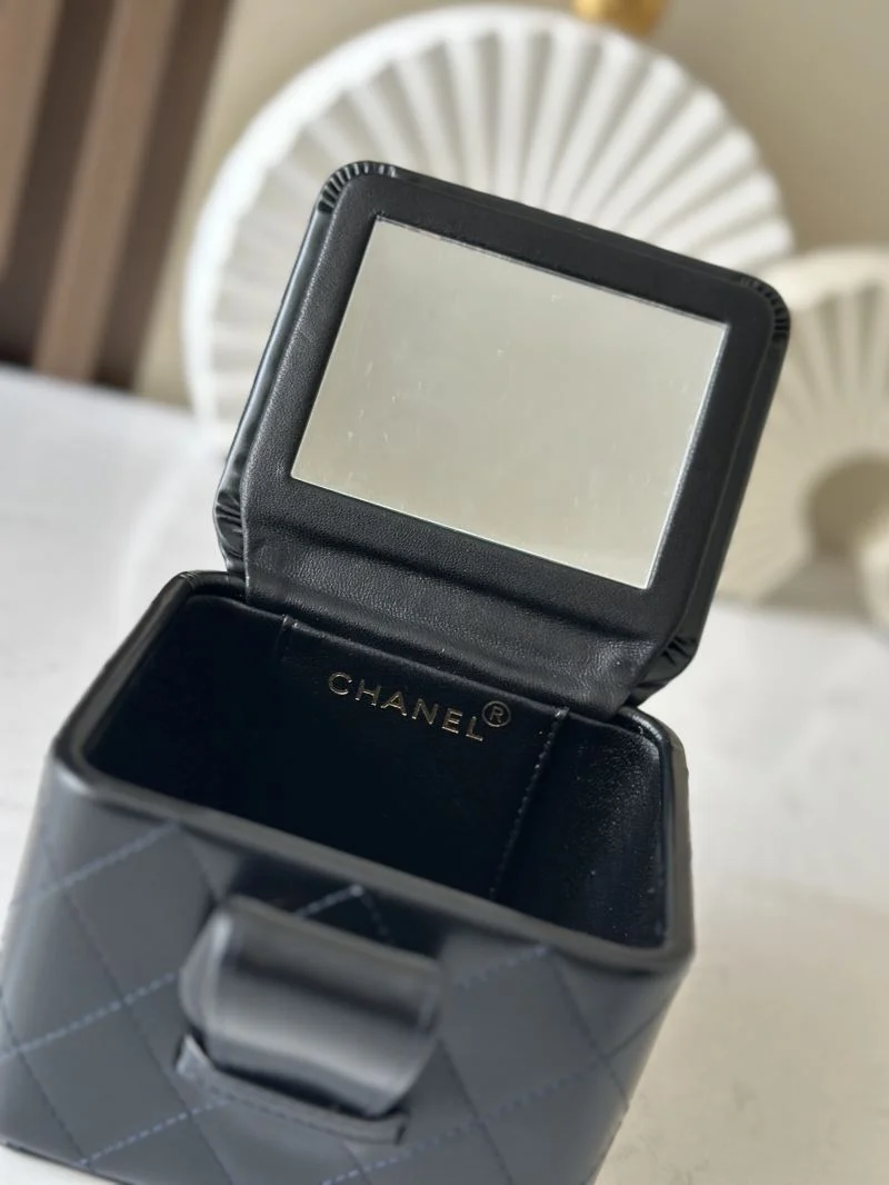 Chanel Cosmetic Bags Sophisticated 53401