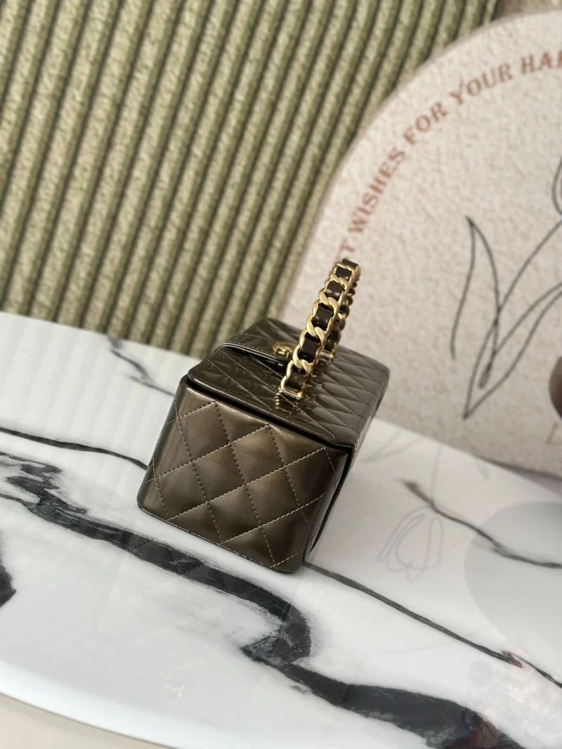 EyeCatching Chanel Cosmetic Bags 53301