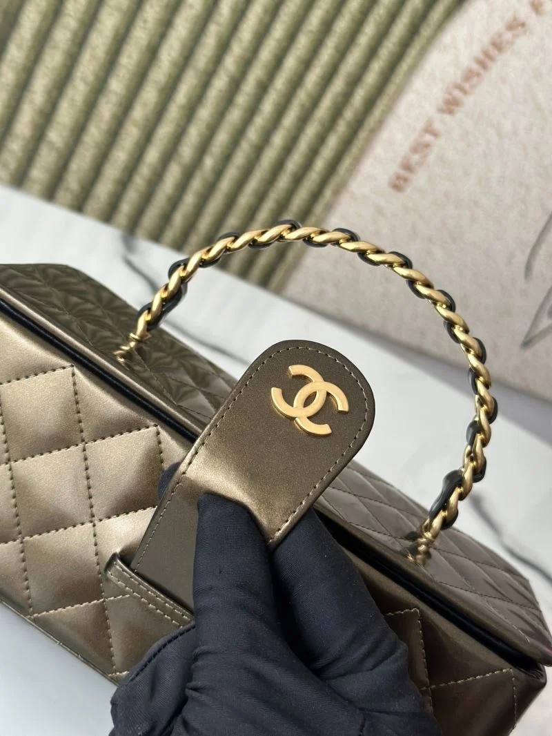 EyeCatching Chanel Cosmetic Bags 53301