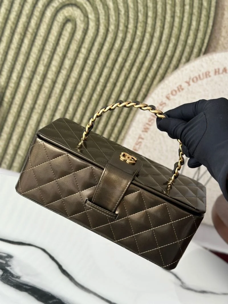 EyeCatching Chanel Cosmetic Bags 53301