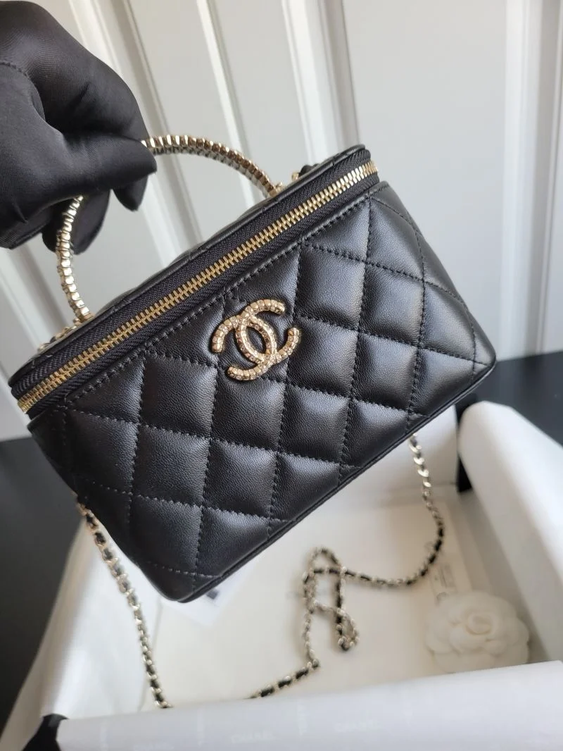 Bold Chanel Cosmetic Bags 55132