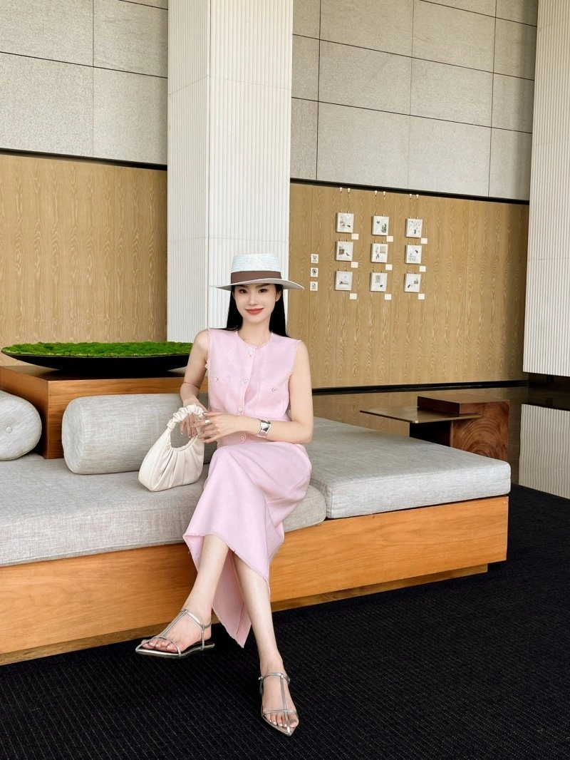 Compact Chanel Dress Suits 108978