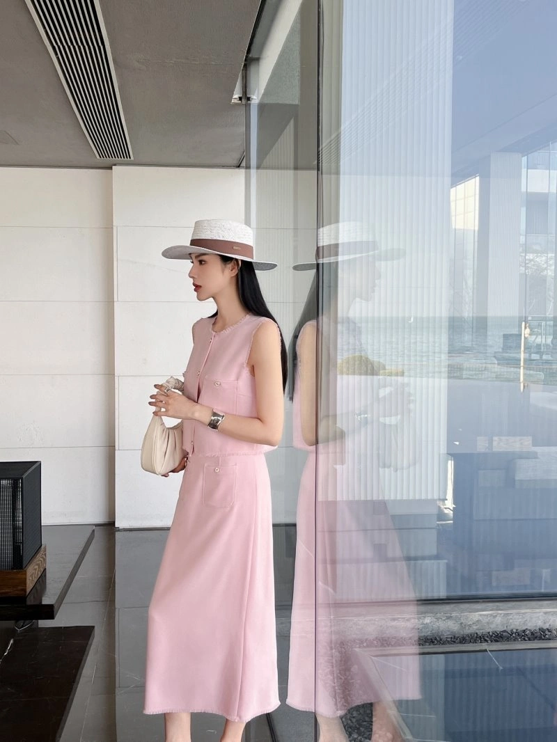Compact Chanel Dress Suits 108978